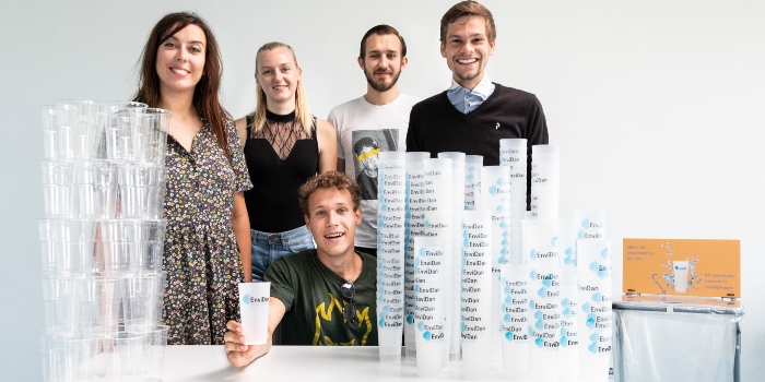 De fem studerende, som på kurset Grønt Entreprenørskab har udviklet konceptet Blue Cup. Foto Thomas Hjort Jensen